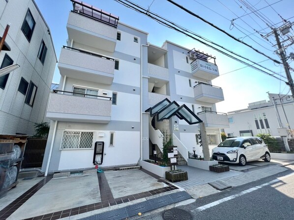 白い小さなＭａｎｓｉｏｎ六甲の物件外観写真